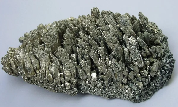 O mineral é um insumo importante para as indústrias químicas, metalúrgicas, eletroeletrônicas (computadores e celulares), aeroespaciais, bélicas e automotivas