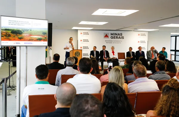 Governador Romeu Zema entrega veículos para programa de revitalização do Rio São Francisco