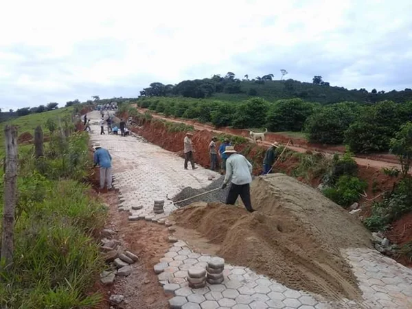 O pavimento com bloquetes sextavados, feitos de cimento, é considerado sustentável, pois como são assentados em areia ou no solo, sem rejunte, permitem que água da chuva seja escoada para os lençóis freáticos, evitando a impermeabilização do solo