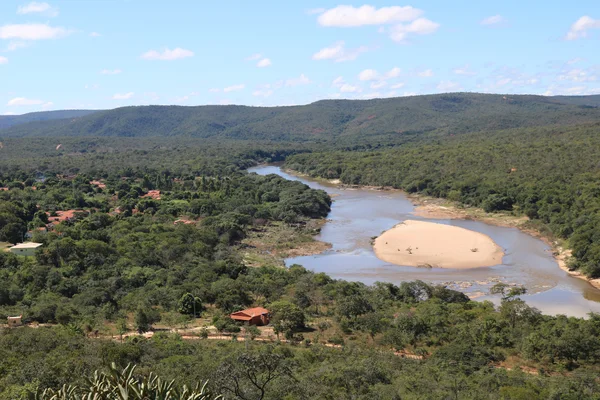 Mata ciliar preservada e água clara favorecem as condições do Rio Jequitinhonha em Terra Branca, distrito de Bocaiúva