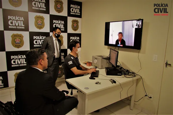 O plantão digital possibilita a realização de autos de prisão em flagrante por meio de videoconferências, em sala virtual, com a participação de policiais e envolvidos em ocorrências criminais