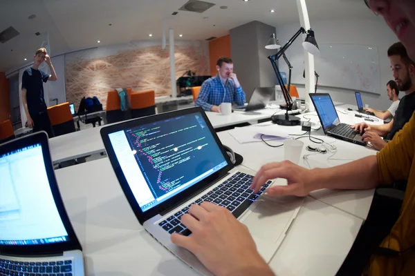 Os conteúdos de qualificação profissional oferecidos são para Trilha Desenvolvedor de Games: HTML, CSS e JavaScript; e Trilha Desenvolvedor de Sistemas Java: Java, SQL e PostgrSQL
