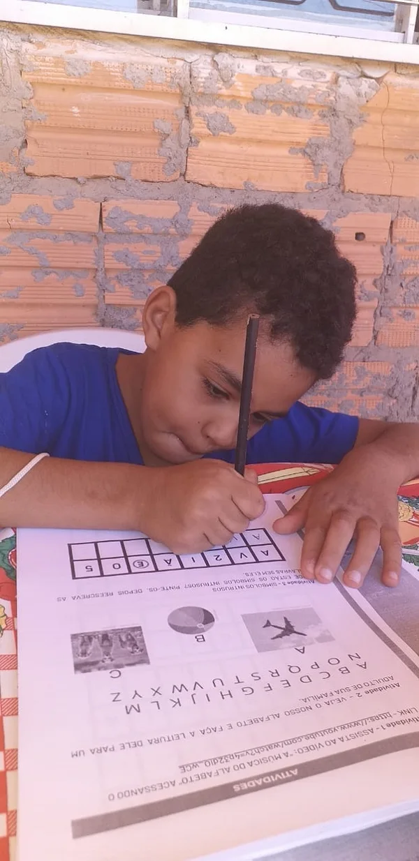. Aos poucos, mesmo com as dificuldades no ensino remoto, Luís Otávio já está lendo