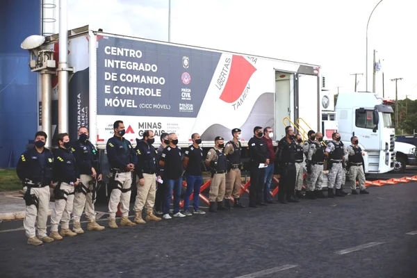 Operação policial resulta em centenas de prisões