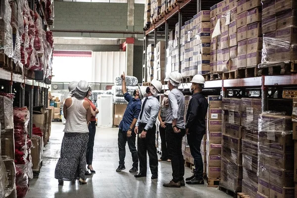 Foram distribuídos mais de 550 mil absorventes íntimos, 64 mil novos cobertores, 148 mil toalhas, 370 mil escovas de dente e 303 mil peças de vestuário