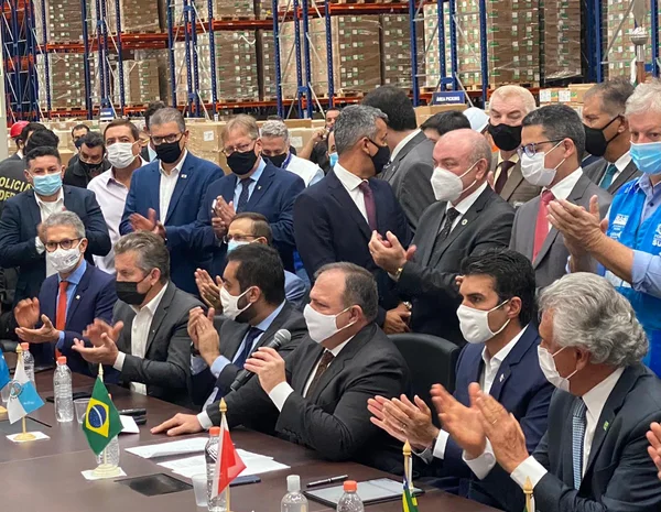 Governador acompanha recebimento de vacinas junto ao ministro da Saúde, em São Paulo
