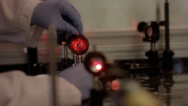 Detalhe de parte do sistema óptico utilizado na construção do nanoscópio