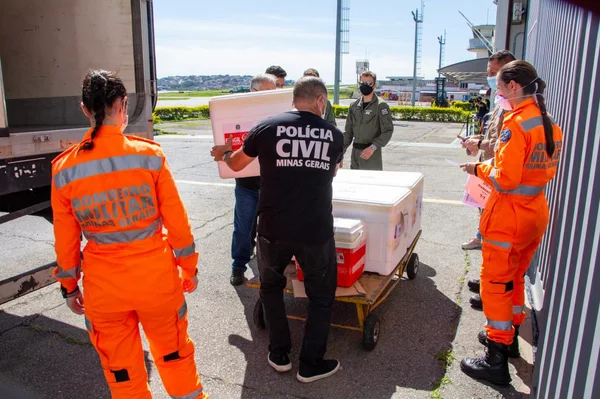 Governo de Minas envia vacinas contra covid-19 para cidades que estão na Onda Roxa