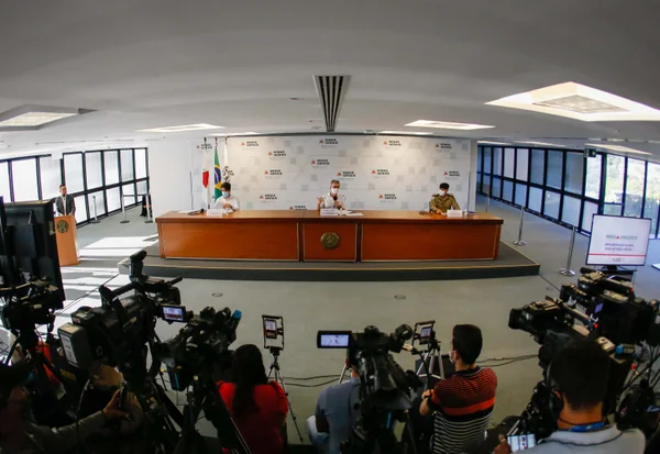 Governador ressaltou que, enquanto não existe vacinação em massa, a alternativa é controlar a disseminação do vírus