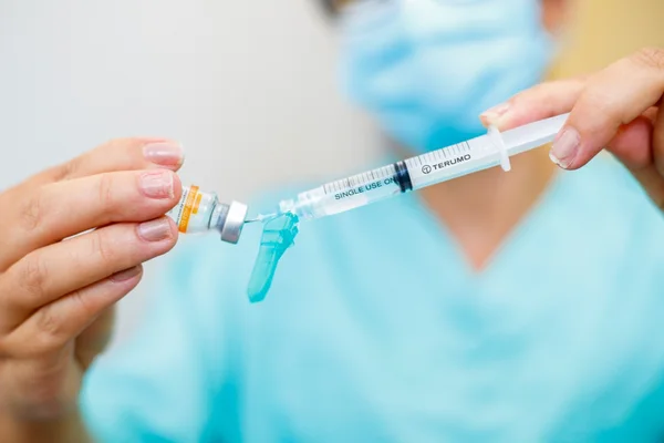 Governo de Minas negocia compra de 20 milhões de doses de vacina para o estado