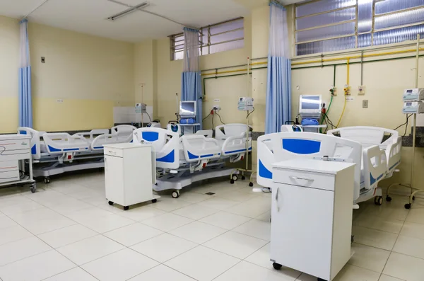 Dificuldade é, principalmente, para encontrar profissionais aptos a atender os casos graves e coordenar as equipes nas Unidades de Terapia Intensiva