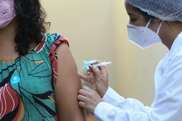 Vacinação em Minas: 500 cidades não registram mortes por coronavírus há um mês