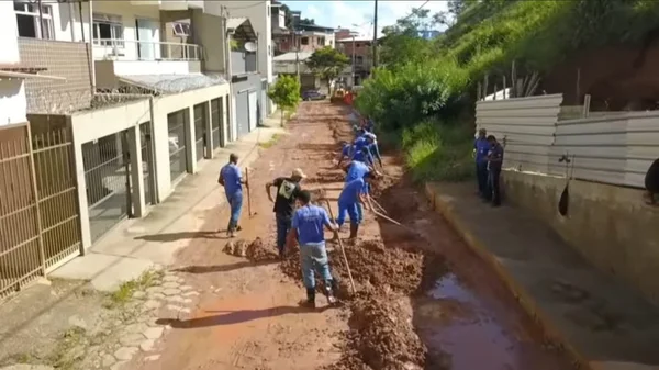 Presos de Ponte Nova e Rio Pardo de Minas estão atuando na limpeza das cidades castigadas pelas chuvas