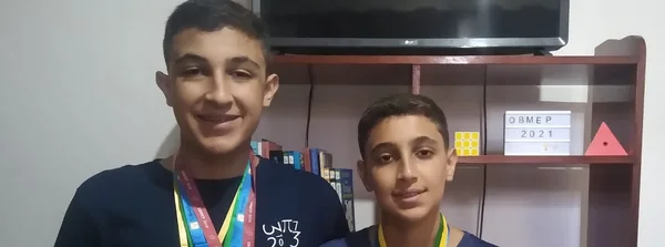 OS irmãos Matheus e Thiago Barreto Ferreira dos Santos, campeões na Olimpíada de Matemática