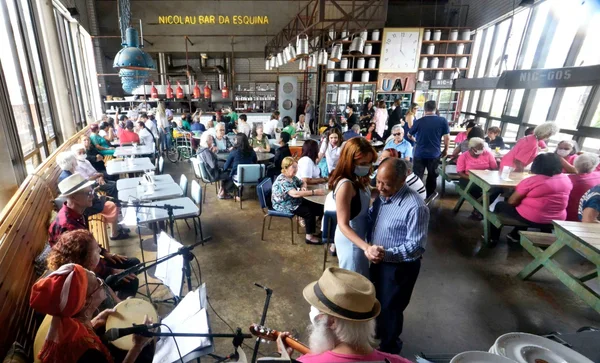 Idosos participam de almoço de Natal promovido pelo Servas e chef Léo Paixão