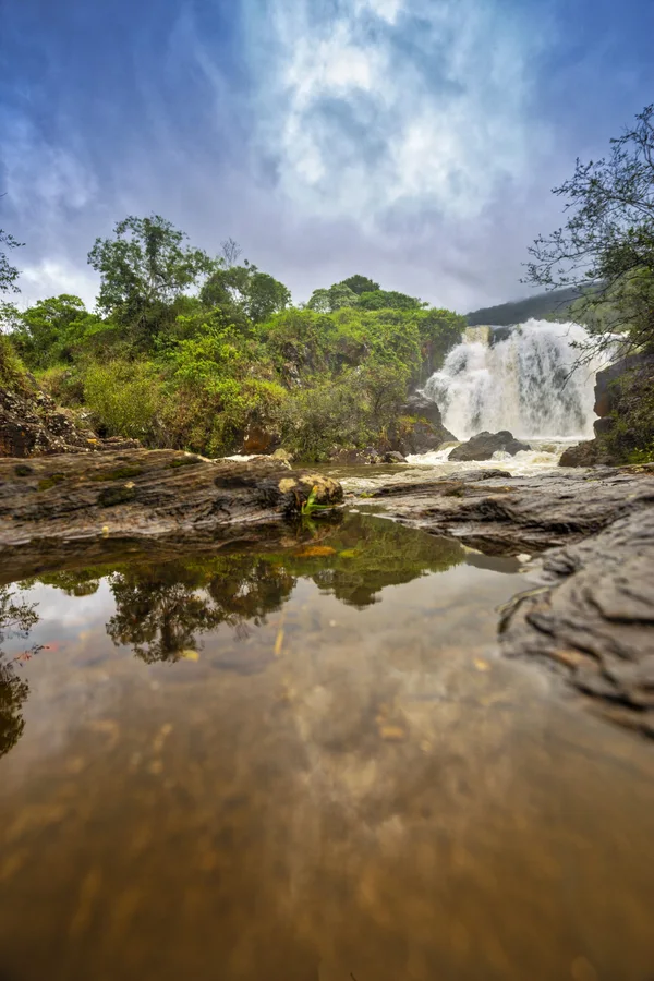 A Cachoeira Véu das Noivas é um dos vários atrativos do município