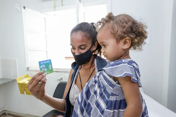Vacinação de bebês traz alívio e esperança para os pais