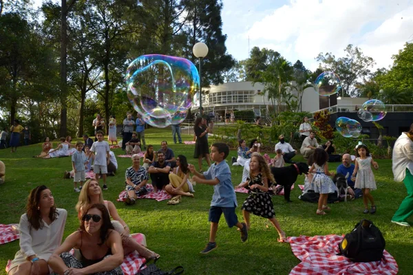 Oficina de bolhas de sabão é atração de domingo no Parque do Palácio