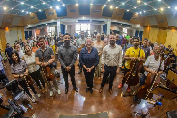 Ligia Amadio é primeira mulher como regente titular da Orquestra Sinfônica de Minas Gerais