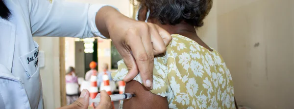 Saúde alerta contra fake news e reforça importância da vacinação