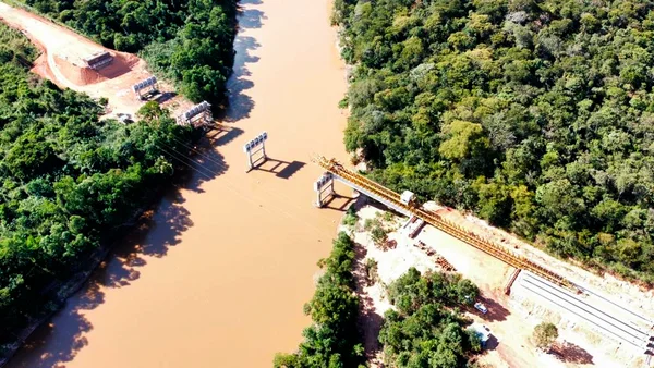 DER-MG inicia instalação de vigas em ponte sobre o Rio Paracatu, no Noroeste de Minas