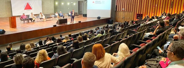 Secretaria de Educação alinha ações com diretores e inspetores de regional que representa 158 escolas