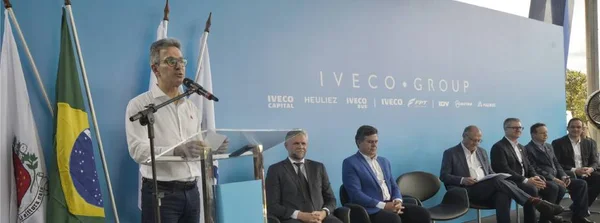 Governador destaca estímulo à energia limpa no estado em cerimônia de entrega de caminhões e ônibus da Iveco