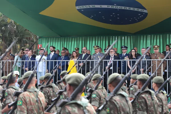 Governador em exercício acompanha desfile de 7 de Setembro