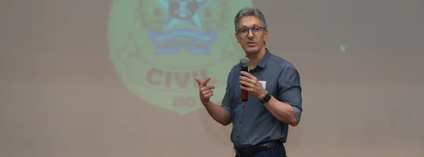 Governador e vice palestram para alunos do curso de formação da PCMG