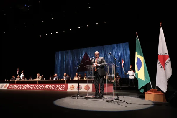 Governador em exercício é agraciado com a Ordem do Mérito Legislativo