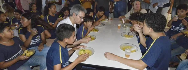 Governo de Minas vistoria alimentação escolar na rede de ensino de Coroaci