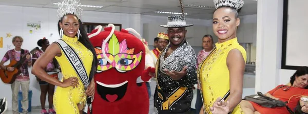 Corte Momesca e banda animam campanha pré-Carnaval da Hemominas