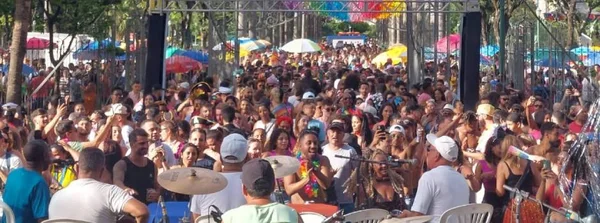 Público e artistas comemoram Palácio do Samba, que fez estreia no Carnaval da Liberdade 2024