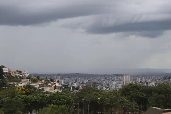 Governo de Minas alerta para previsão de chuvas fortes neste fim de semana no estado