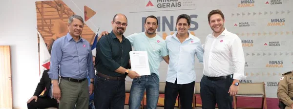 Governo de Minas entrega certidões de regularização de propriedades em Turmalina