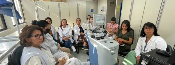 Equipe da Hemominas recebe treinamento para operar o novo equipamento