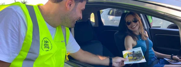 Gestão de Trânsito conscientiza condutores e pedestres em blitz educativa em Belo Horizonte