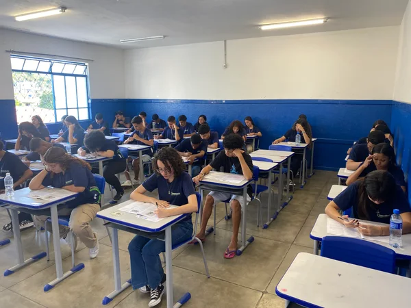 Governo de Minas aplica simulado do Enem para preparar estudantes