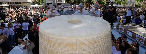 Produtores querem bater recorde do maior queijo do mundo em Ipanema, no Leste de Minas