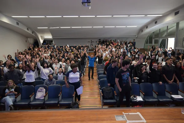 Estudantes do ensino médio da rede estadual de Minas participam de super aula preparatória para o Enem 2024
