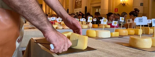 Epamig organiza concurso internacional da Expoqueijo em Araxá