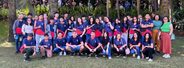 Prêmio Escola Transformação leva 50 estudantes de Coroaci para Inhotim e BH 