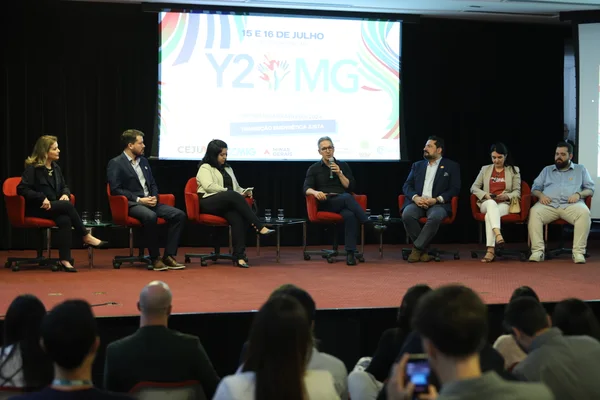Governador destaca compromisso com transição energética de Minas em diálogo com jovens