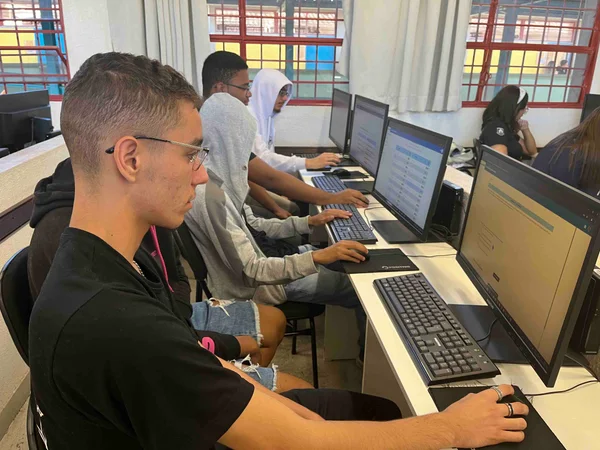Governo de Minas aplica Inteligência Artificial na correção de redações e fortalece preparação de estudantes da rede pública para o Enem 