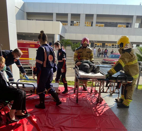 Bombeiros fazem simulações e capacitam equipes de hospitais sobre como agir em casos de possíveis incêndios