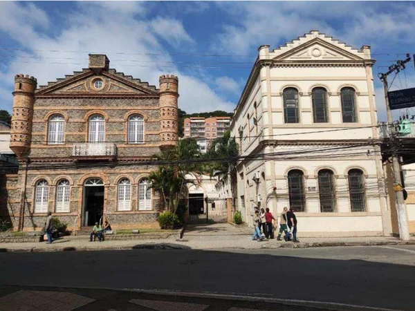 Prédio Centro de Juiz de Fora (esquerda)