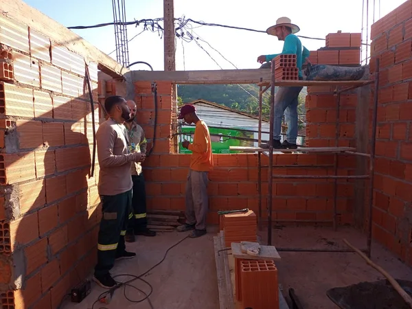 Em época favorável à construção civil, Cemig reforça medidas de segurança com a rede elétrica