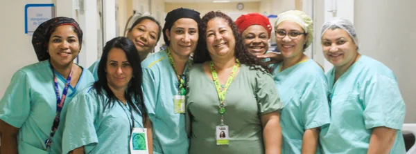 Priscila Aurélia, ex-paciente cirúrgica, com profissionais da equipe do bloco cirúrgico