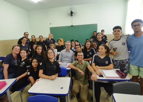 Governador vistoria escola beneficiada pelo Mãos à Obra, em Piumhi