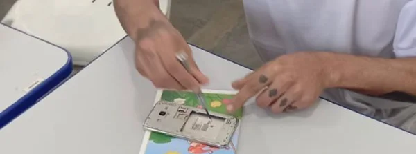 Curso de manutenção de celulares no Socioeducativo de Pirapora capacita jovens para mercado em expansão